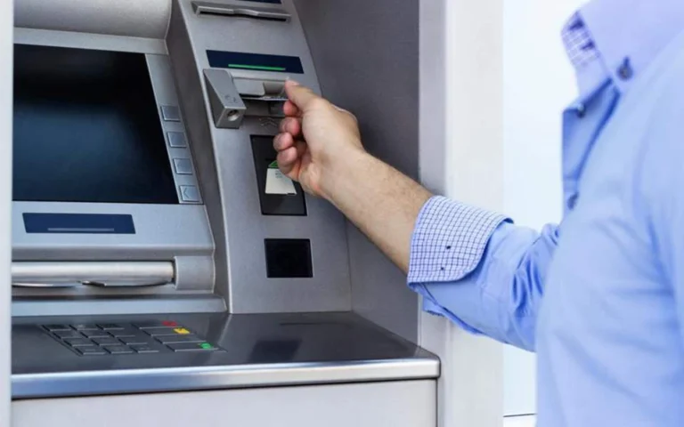 Μετά από παρέμβαση της ΕΕΚΕ, καταργούνται οι χρεώσεις στα ΑΤΜ των τραπεζών