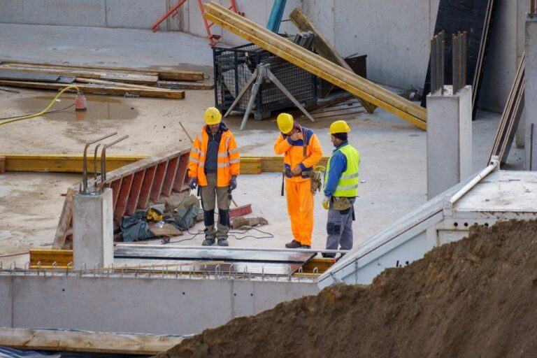 «Μαύρη πρωτιά» στην Ελλάδα – 1 στους 5 δουλεύει 45 ώρες την εβδομάδα
