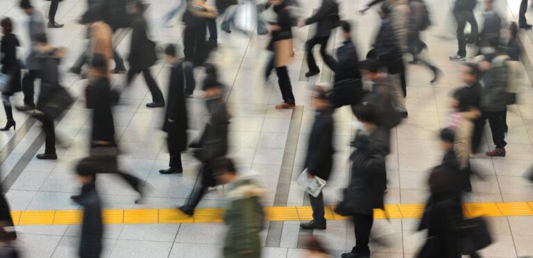 Generation Z / Κυρία Κεραμέως, κι όμως, οι νέοι φεύγουν