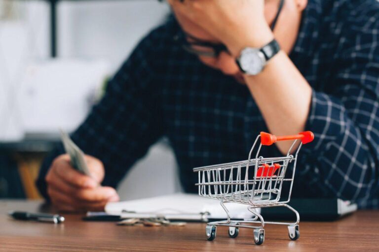 Φόροι και ακρίβεια «τρώνε» τον μισθό στην Ελλάδα