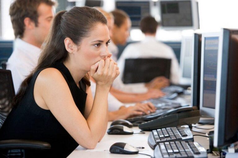 Πάνω από τρεις στους τέσσερις εργαζομένους με σύνδρομο burnout