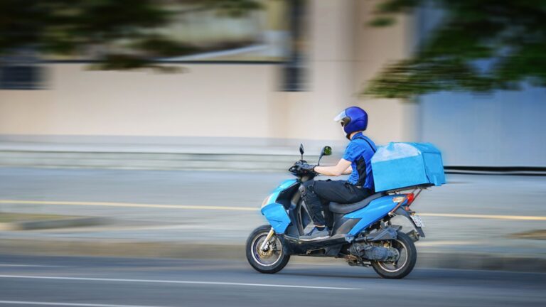 Πτυχιούχοι για… delivery και part time: Η Ελλάδα των εργαζόμενων που περισσεύουν για τις δουλειές τους