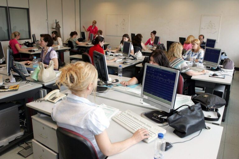 Αγορά εργασίας 2026: Σε ποιους κλάδους προσφέρονται οι υψηλότεροι μισθοί, ποια ξένη γλώσσα «μετράει» για επιπλέον αμοιβή